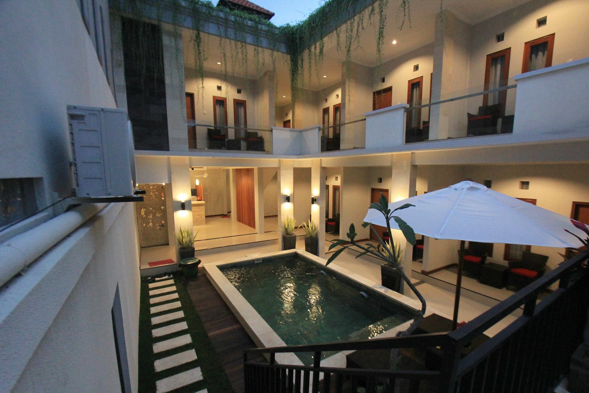 Tom Guest House Legian  Ngoại thất bức ảnh