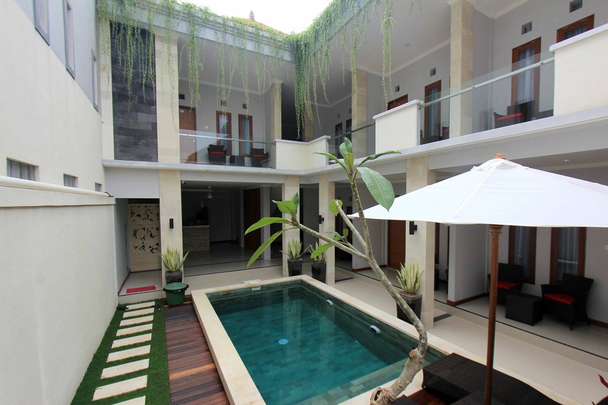 Tom Guest House Legian  Ngoại thất bức ảnh